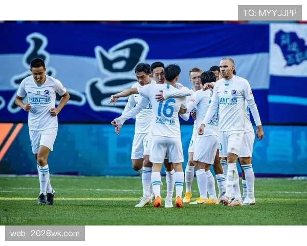 延迟举旗判罚规则详解：裁判何时必须立即示意违规？