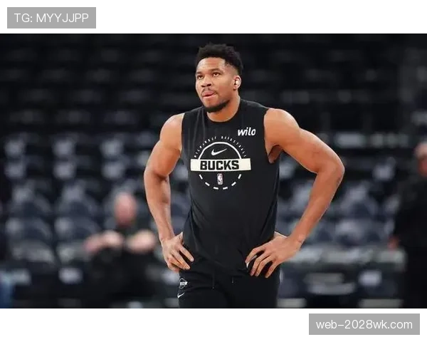 扬尼斯·阿德托昆博训练完直接啃鸡胸肉，这自律谁顶得住啊