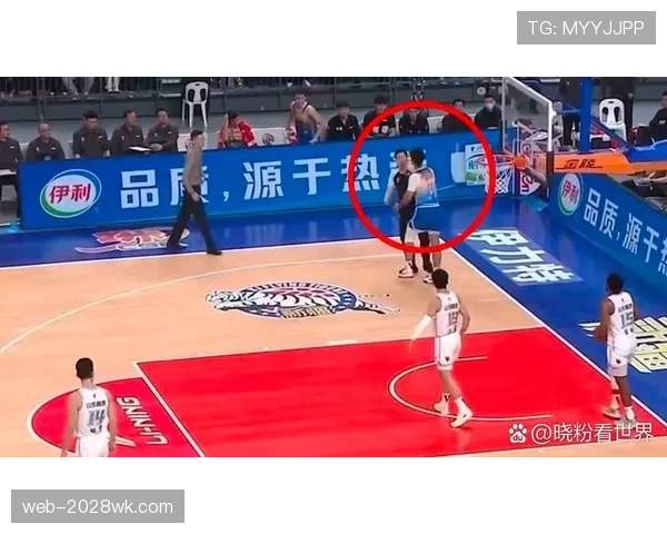 篮球规则解析：何为拉人犯规？判罚标准详解