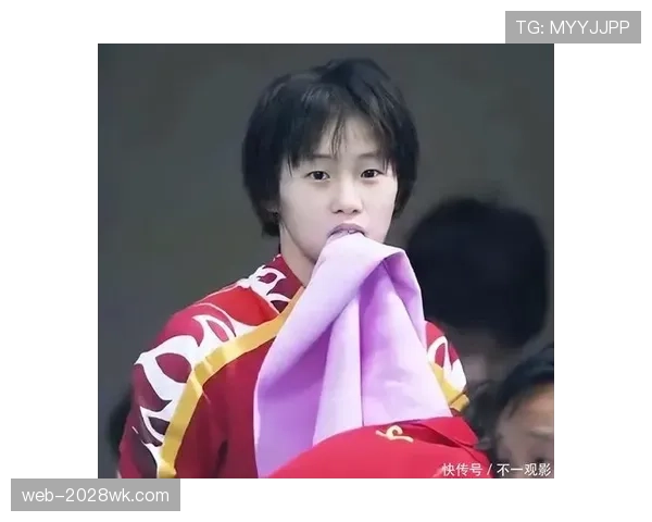 陈芋汐赛场上冷得像个精英，下了场逛街却像富家小妹，这反差把我打回现实